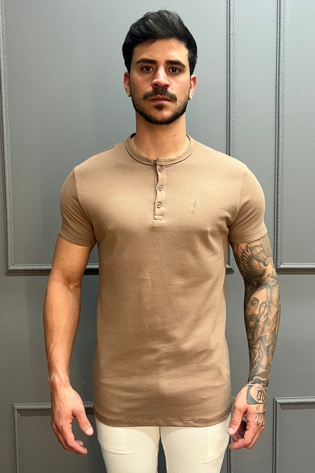 Camisa Gola Henley Bege