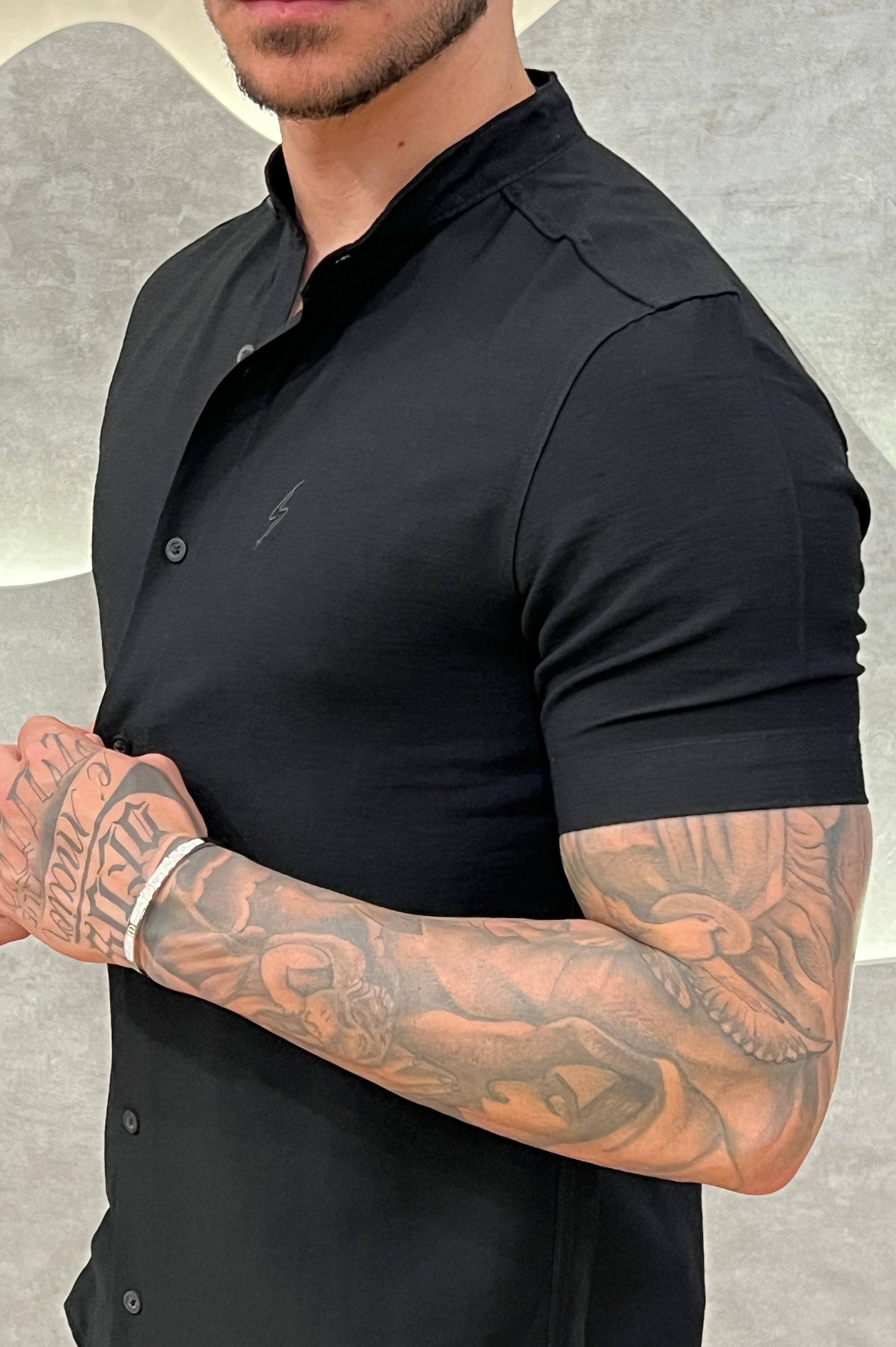 Camisa Viscolinho Preta Gola Padre Zeus