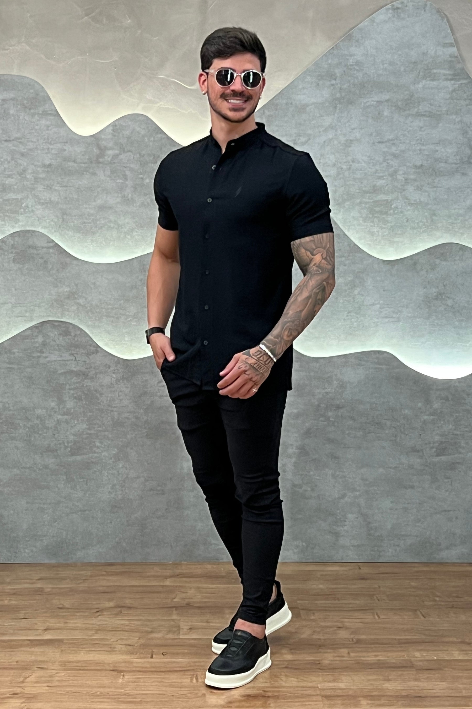 Camisa Viscolinho Preta Gola Padre Zeus