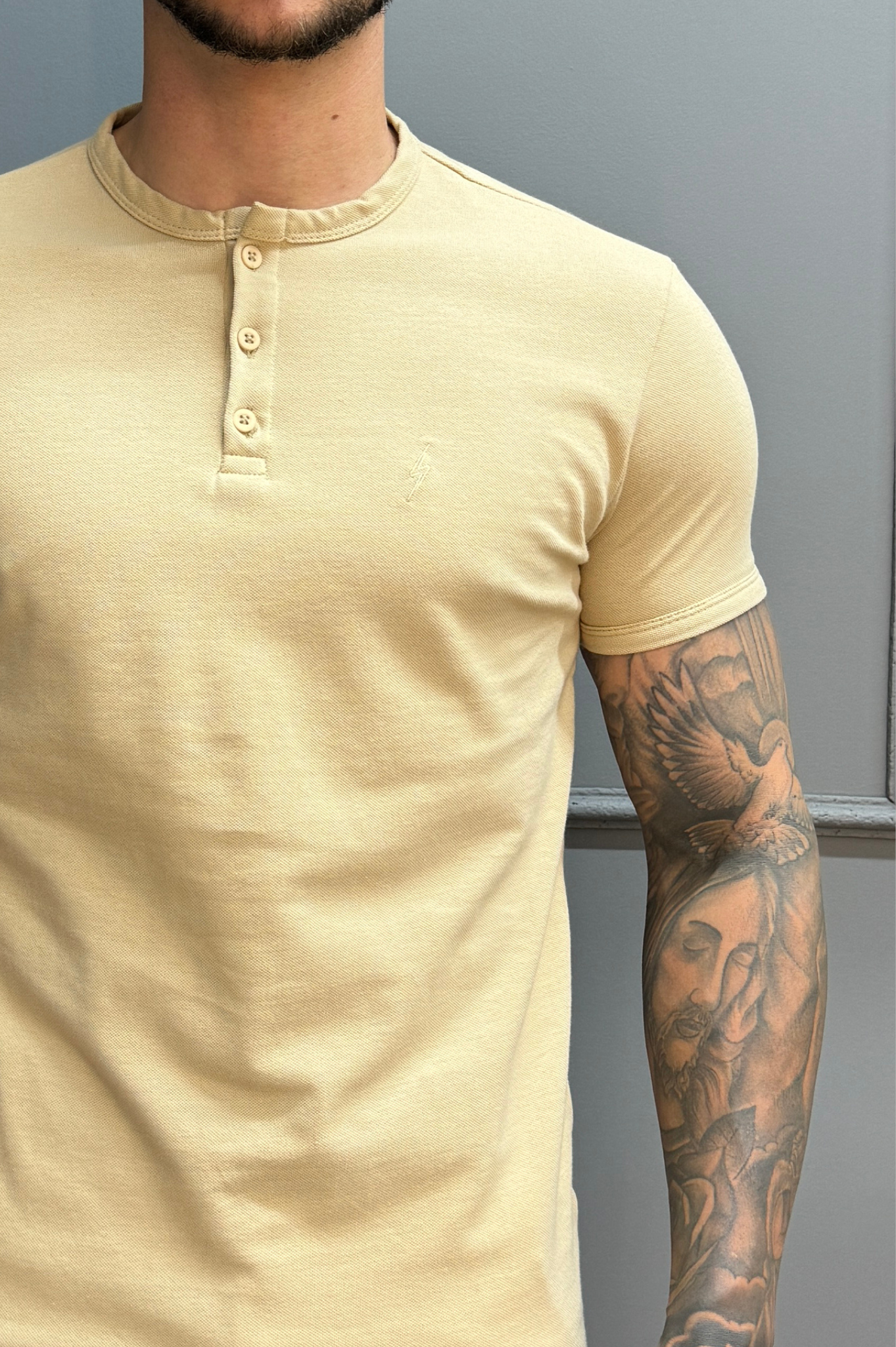 Camisa Gola Henley Palha