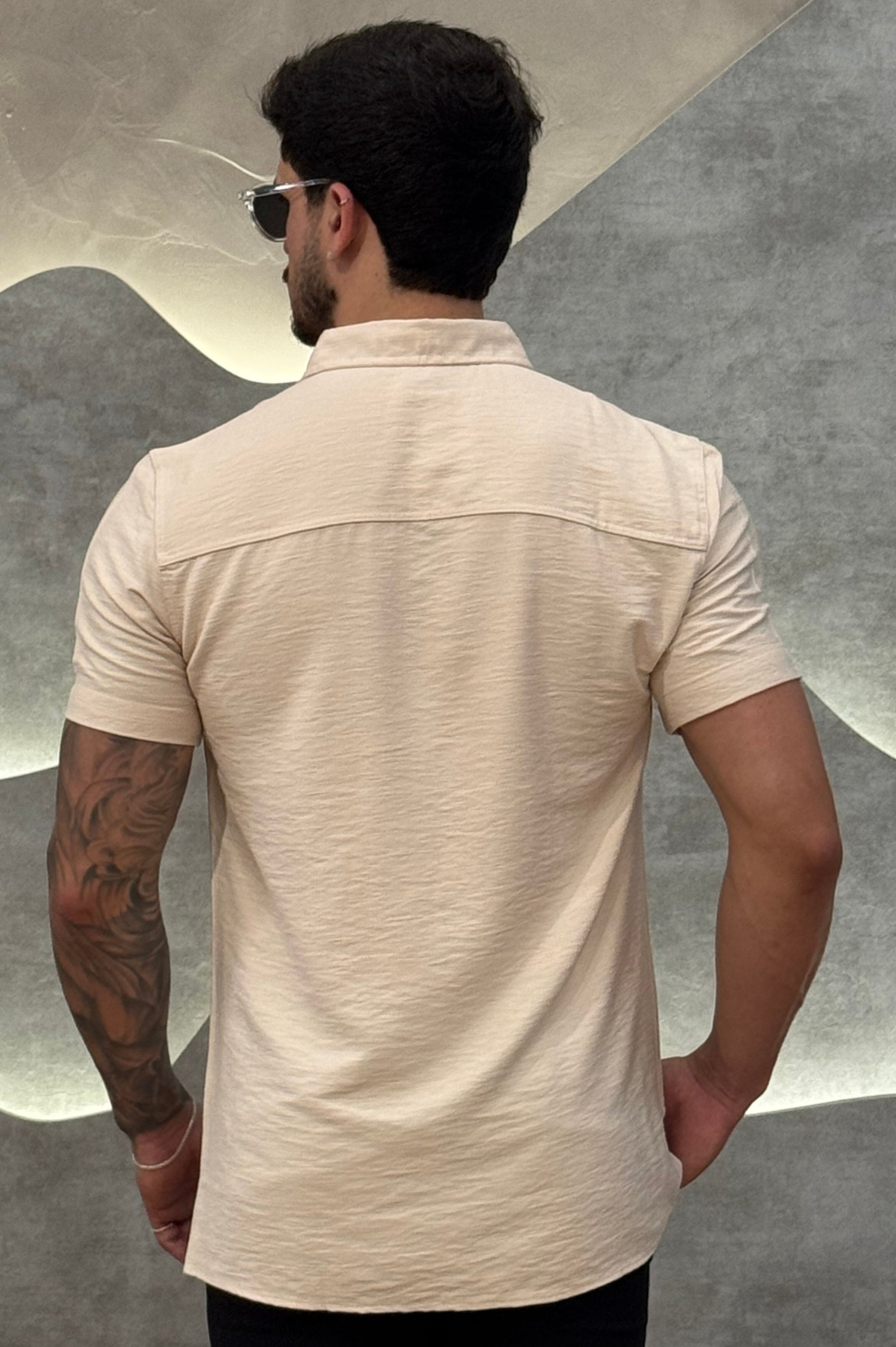 Camisa Viscolinho Areia Gola Padre Zeus