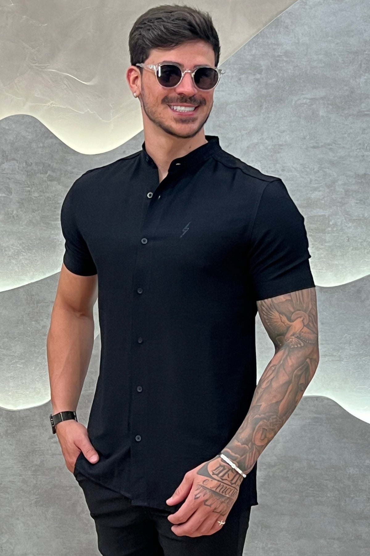 Camisa Viscolinho Preta Gola Padre Zeus