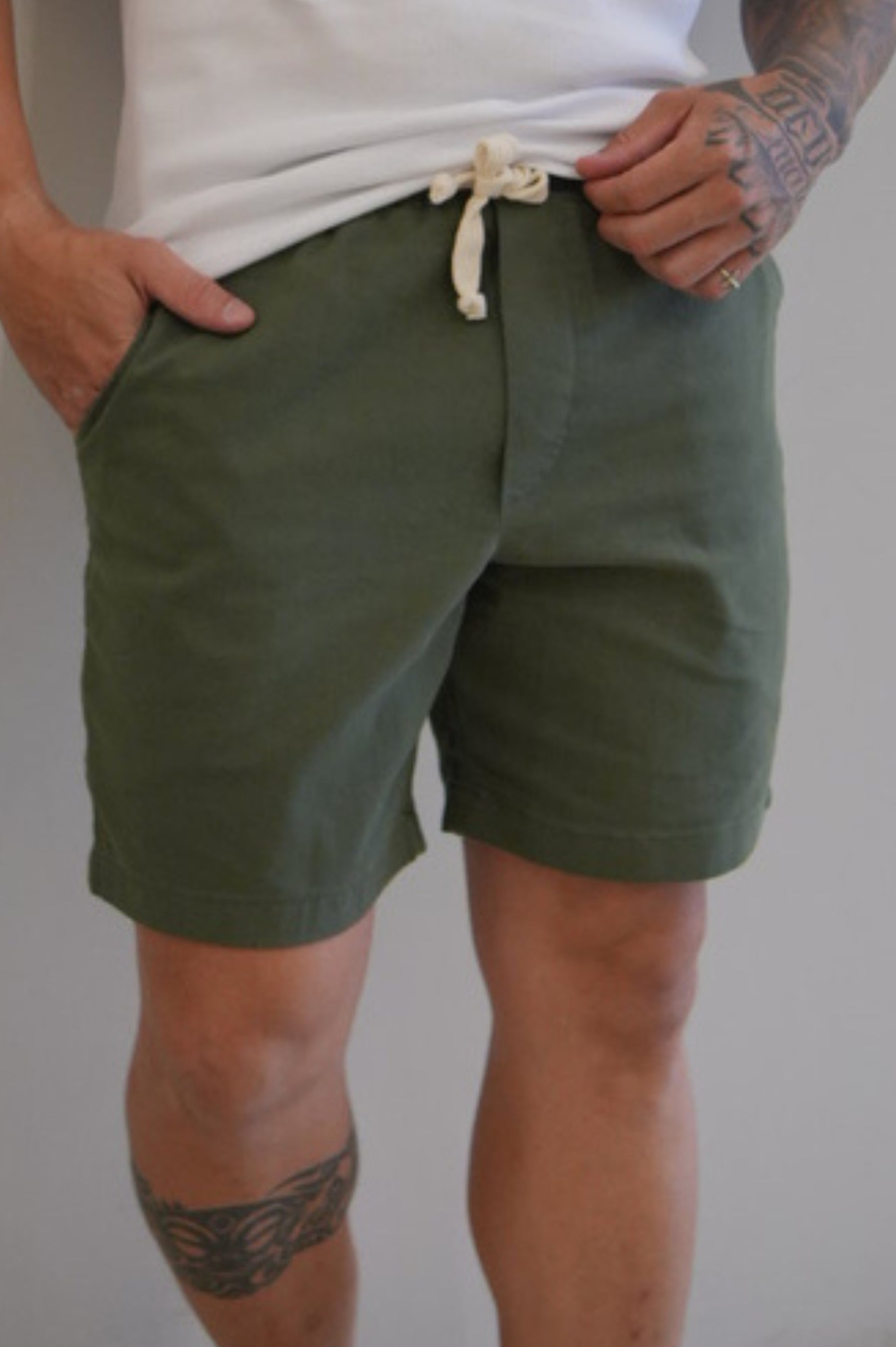 Short em Sarja Mauricinho Zeus Verde Militar